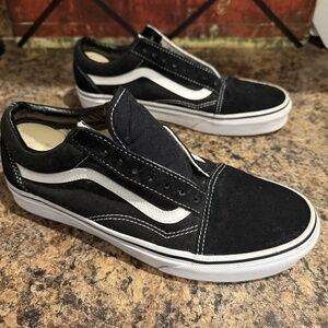 Like new Vans sneakers (no laces). Men 8 / Women 9.5
